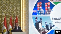 Presiden Mesir Abdel-Fattah el-Sissi berpidato saat peresmian tiga pembangkit tenaga listrik dan proyek lain di sektor energi di pinggiran ibu kota Kairo, 24 Juli 2018. 