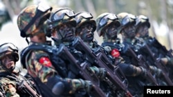 Pasukan militer Myanmar mengikuti latihan militer di kawasan delta Ayeyarwady di Myanmar, 3 Februari 2018. Investigasi yang dilakukan AP menemukan militer Myanmar melakukan penyiksaan secara sistematis terhadap tahanan. (Foto: REUTERS/Lynn Bo Bo)
