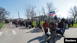 20일 우크라이나 남동부 항구도시 마리우폴 주민들이 대피용 버스에 타기위해 이동하고 있다. 