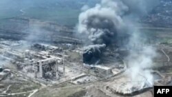 Dim se diže iznad železare Azovstal i sa njenih uništenih dokova, dok traje napad Rusije na Ukrajinu, na satelitskoj fotografiji objavljenoj 19. aprila 2022.