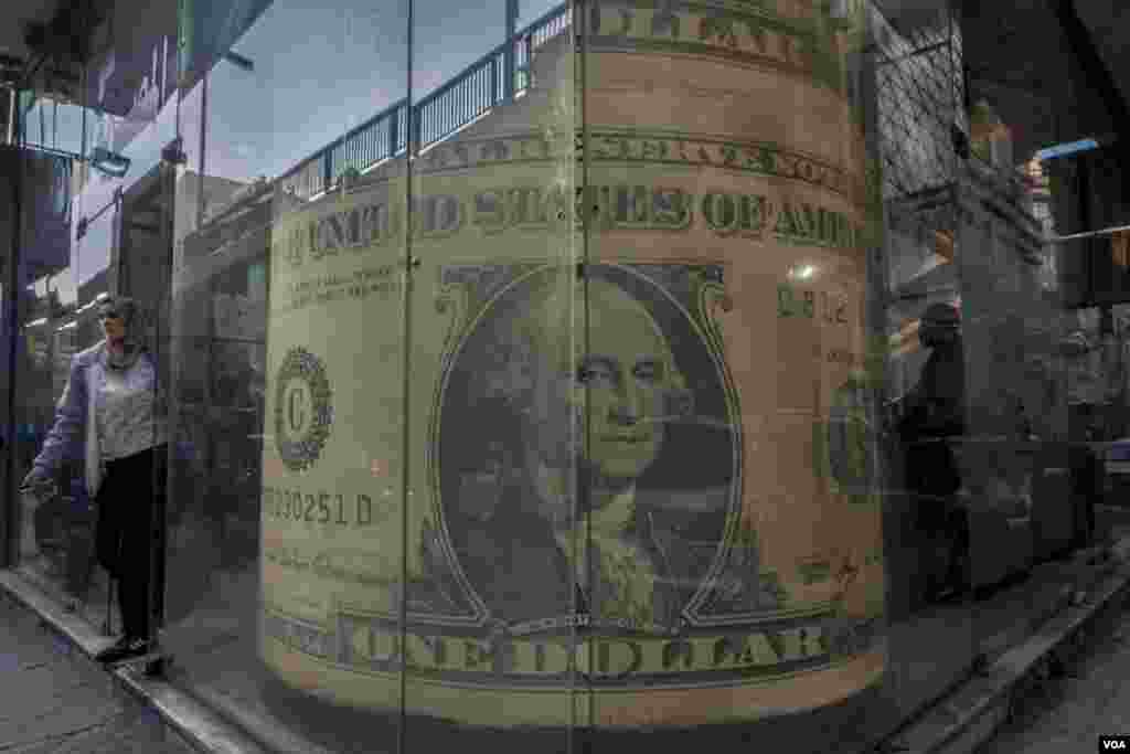 Last month, the Egyptian pound plunged roughly 16 percent against the U.S.dollar as prices rose due to high inflation in Cairo, April 1, 2022. (Hamada Elrasam/VOA) 
