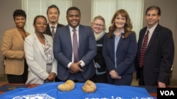 Les autorités malgaches et américaines lors de la restitution des fossiles à l'ambassade de Madagascar aux États-Unis. (photo ICE)