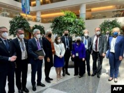 Deputi Perdana Menteri dan Menteri Keuangan Chrystia Freeland (tengah), berfoto bersama para menteri keuangan lainnya setelah multi-nation walk out untuk memprotes Rusia dalam pertemuan G20 di Washington, DC, pada 20 April 2022. (Foto: via AFP)