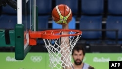 Paul Gasol ya Espagne atie paniers na Jeux olympiques ya Rio 2016, na Brésil, 4 aout 2016.