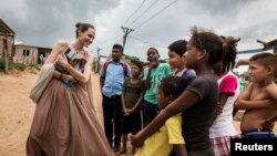 រូបឯកសារ៖ អ្នកស្រី Angelina Jolie ប្រេសិត​ពិសេសឧត្តម​ស្នងការ​អង្គការ​សហប្រជាជាតិ​ទទួល​បន្ទុក​ជន​ភៀស​ខ្លួន និយាយ​ជាមួយ​មនុស្ស​រស់​នៅ​ក្រុង Riohacha ប្រទេស​កូឡុំប៊ី កាល​ពីឆ្នាំ ២០១៩។