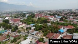 Kota Palu, Sulawesi Tengah dilihat dari Kelurahan Birobuli Selatan, 9 Februari 2020. (Foto: VOA/Yoanes Litha)