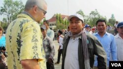  លោក​ អាត់ ធន់ ​ប្រធាន​សម្ព័ន្ធ​សហជីព​ប្រជាធិបតេយ្យ​កម្មករ​កាត់​ដេរ​កម្ពុជា​ហៅ​ស៊ីខៅ​ឌូ​​​នៅ​ក្នុង​បាតុកម្ម​មួយ​កាល​ពី​ថ្ងៃ​ទី​៨​ខែ​មីនា ឆ្នាំ​២០១៤​ក្នុង​រាជធានី​ភ្នំពេញ។ (ស៊ុយ ហ៊ាមខេមរា/វីអូអេ)