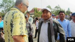 លោក​ អាត់ ធន់ ​ប្រធាន​សម្ព័ន្ធ​សហជីព​ប្រជាធិបតេយ្យ​កម្មករ​កាត់​ដេរ​កម្ពុជា​ហៅ​ស៊ីខៅ​ឌូ​​​នៅ​ក្នុង​បាតុកម្ម​មួយ​កាល​ពី​ថ្ងៃ​ទី​៨​ខែ​មីនា ឆ្នាំ​២០១៤​ក្នុង​រាជធានី​ភ្នំពេញ។ (ស៊ុយ ហ៊ាមខេមរា/វីអូអេ)