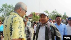 លោក​ អាត់ ធន់ ​ប្រធាន​សម្ព័ន្ធ​សហជីព​ប្រជាធិបតេយ្យ​កម្មករ​កាត់​ដេរ​កម្ពុជា​ហៅ​ស៊ីខៅ​ឌូ​​​នៅ​ក្នុង​បាតុកម្ម​មួយ​កាល​ពី​ថ្ងៃ​ទី​៨​ខែ​មីនា ឆ្នាំ​២០១៤​ក្នុង​រាជធានី​ភ្នំពេញ។ (ស៊ុយ ហ៊ាមខេមរា/វីអូអេ)