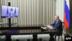 Presiden Rusia Vladimir Putin menghadiri pertemuan virtual dengan Presiden AS Joe Biden pada 7 Desember 2021. (Foto: AFP/Sputnik/Mikhail Metzel)