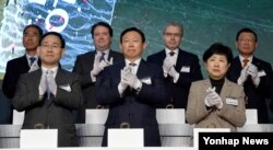 3일 오후 서울 송파구 잠실 롯데월드타워에서 열린 공식 개장식에서 신동빈(가운데) 롯데회장을 비롯한 참석자들이 박수하고 있다.