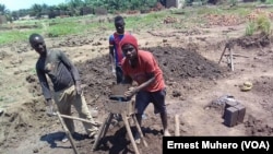 Des jeunes en train de fabriquer des briques écologiques, à Bukavu, Sud-Kivu, 2 janvier 2017. (VOA/ Ernest Muhero)