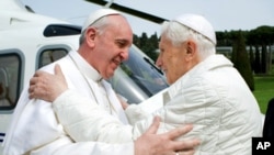 Paus Fransiskus berkunjung ke kediaman mantan Paus Benediktus XVI di Kastil Gandolfo hari Sabtu (23/3). 