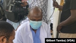 Dr Abdu Samad, likita a Najrryia,(VOA/Gilbert Tamba)