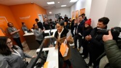 Zamenica guvernera Illinoisa Džulijana Straton među prvim kupcima marihuane u Čikagu (Foto: AP/Paul Beaty)