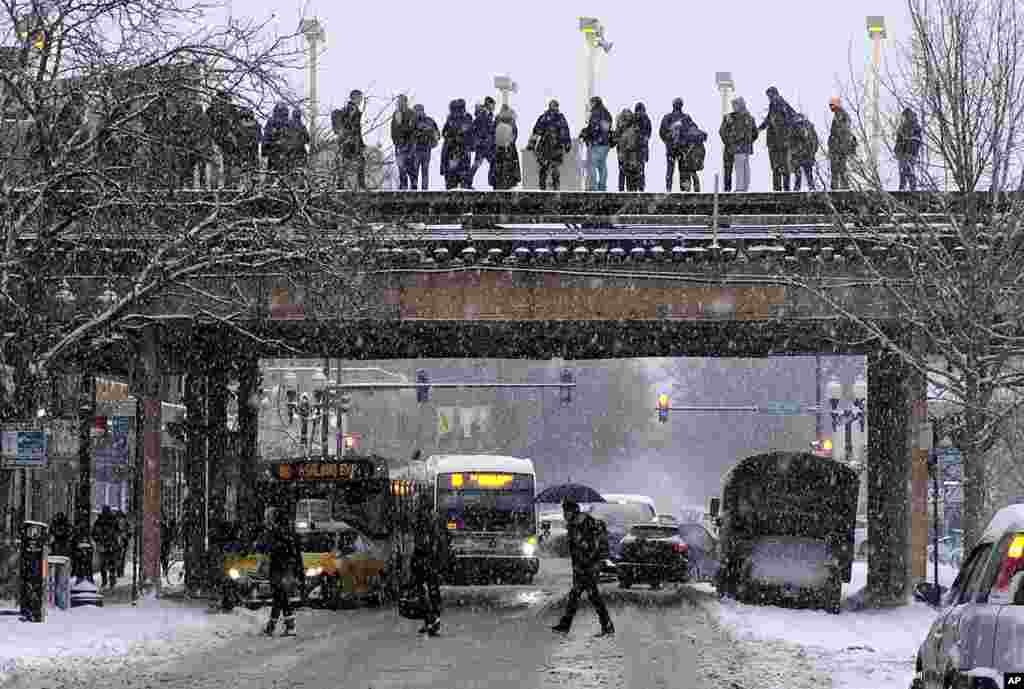 អ្នក​ដំណើរ​រង់ចាំ​រថភ្លើង​ខណ​ដែល​ព្រិល​ធ្លាក់​ក្នុង​ទីក្រុង​ Chicago រដ្ឋ​ Illinois កាលពី​ថ្ងៃទី​២៨ ខែមករា ឆ្នាំ២០១៩។ សីតុណ្ហភាព​ដែល​ធ្លាក់​ចុះ​បង្ក​ឲ្យ​មាន​ការ​បារម្ភ​ដែល​អាច &laquo;​គំរាមកំហែង​ដល់​ជីវិត&raquo;។