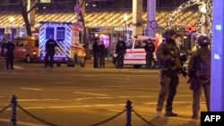 Policija i kola hitne pomoći stoje pored božićne pijace, gdje je 20. decembra 2024. u Magdeburgu, u istočnoj Njemačkoj, automobil udario u masu u kojoj je povrijeđeno između "60 i 80 ljudi", prema glasnogovorniku lokalne spasilačke službe.