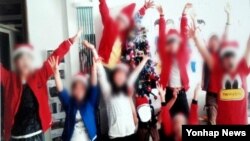 한국 MBC 방송이 단독입수했다며 보도한 라오스에서 추방돼 재북송된 탈북 청소년 9명의 지난해 성탄이브 당시 모습.