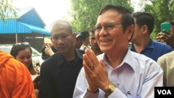 រូបឯកសារ៖ លោក កឹម សុខា​ ជម្រាប​សួរ​អ្នក​គាំទ្រ​គណបក្ស​​សង្គ្រោះជាតិ​ នៅ​ពេល​លោក​កំពុង​ដើរ​ចូល​ក្នុង​ពន្ធនាគារ​ព្រៃ​ស កាល​ពី​ថ្ងៃ​ទី​ ០៨​ ខែ​ធ្នូ​ ឆ្នាំ​ ២០១៦។​ (ហ៊ុល រស្មី/VOA) 