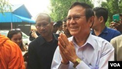 កឹម សុខា​ ប្រធាន​ស្តី​ទី​គណបក្ស​សង្គ្រោះ​ជាតិ​ ជម្រាប​សួរ​អ្នក​គាំទ្រ​គណបក្ស​ប្រឆាំង​ នៅ​ពេល​លោក​កំពុង​ដើរ​ចូល​ក្នុង​ពន្ធនាគារ​ព្រៃ​ស កាល​ពី​ថ្ងៃ​ទី​ ០៨​ ខែ​ធ្នូ​ ឆ្នាំ​ ២០១៦។​ (ហ៊ុល រស្មី/VOA) 