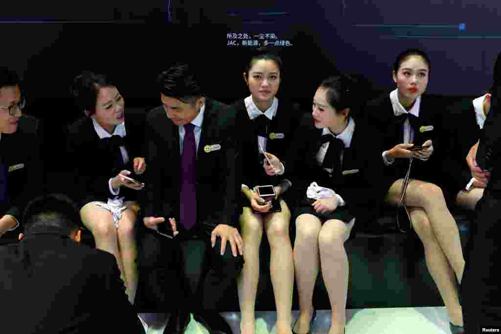 2018年4月25日，在第十五届北京国际汽车展览会上，一些工作人员在江淮汽车展台休息。 这张照片以女性为主，但总的来说，中国就业市场存在重男轻女现象。4月23日，人权观察组织在香港公布的报告显示，中国政府企业和民营企业招工过程中惯用一些歧视性招聘广告。2018年，中国国家机关公务员广告中，几乎每五则中就有一则限招男性，或者&ldquo;男性优先&rdquo;。阿里巴巴公司在招聘启事中，则许诺应征者将与&ldquo;美女&rdquo;为同事，以美女员工招徕异性人才。