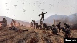 រូបឯកសារ៖ ទាហានចូលរួមក្នុងការបង្ហាញការហ្វឹកហ្វឺននៃអង្គភាពប្រយុទ្ធផ្លូវអាកាស របស់កងទ័ពកូរ៉េខាងជើងនៅថ្ងៃទី១៦ ខែមីនា ឆ្នាំ២០២៤។ (KCNA via REUTERS)