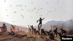 АРХИВА - Војници учествуваат на демонстрации за време на обуката на воздушните и борбените единици на Корејската народна армија, фотографија објавена на 16 март 2024 година од Корејската централна новинска агенција.