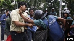 Para aktivis Bangladesh bentrok dengan pasukan keamanan saat melakukan pemogokan umum 6 jam di ibukota Dhaka (3/7).