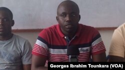 Le secrétaire général de la FESCI appelle à la mobilisation contre les frais d'inscription, le 17 septembre 2017 à Abidjan, en Côte d'Ivoire. (VOA/Georges Ibrahim Tounkara)