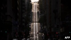 វិថី​ California ដែល​ធ្លាប់​មាន​​ឡាន​ច្រើន​ បាន​ក្លាយ​ជា​ផ្លូវ​គ្មាន​ចរាចរណ៍​ នៅទីក្រុង​ San Francisco រដ្ឋ​កាលីហ្វ័រញ៉ា កាល​ពី​ថ្ងៃ​ទី​១៨ មីនា ២០២០។