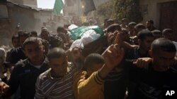 Warga Palestina memakamkan korban serangan udara Israel di Gaza akhir bulan lalu (foto: dok). 