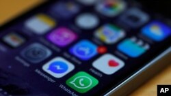 Le logo WhatsApp sur un smartphone, le 27 mars 2017.