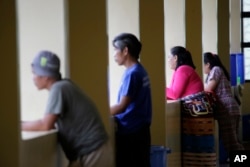 Evacuees look outside a center in Marawi city, southern Philippines, June 8, 2017. Trapped Filipinos are trickling out of Marawi city with harrowing tales of survival more than two weeks after Islamic militants plunged the southern Philippine city into chaos.