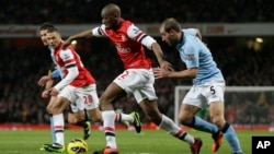 Aboud Diaby de l'Arsenal amorce une attque lors d'un match de football de Premier League anglaise au stade Emirates à Londres, le 13 janvier 2013