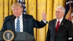 Le président Donald Trump et le vice-président Mike Pence, à droite, parle lors du sermet des employés de la Maison-Blanche, le 22 janvier 2017.