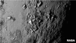 រូបថត​ដែល​បាន​ថត​​ជិត​ទៅនឹង​ខ្សែអេក្វាទ័រ​របស់​ភព​ Pluto ធ្វើឲ្យមាន​ការភ្ញាក់ផ្អើល​យ៉ាង​ខ្លាំង ដោយសារ​វា​បាន​បង្ហាញ​ឲ្យ​ឃើញ​មានជួរ​ភ្នំ​ក្មេងៗ​ជា​ច្រើន។