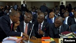 Des avocats défendant le président de la Cour suprême du Nigeria, Walter Onnoghen auprès Tribunal du code de conduite, à Abuja, Nigeria, le 22 janvier, 2019. 