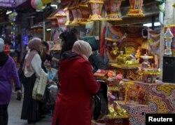 Orang-orang berbelanja dekorasi Ramadan di tengah pandemi COVID-19 di Amman, Yordania, 12 April 2021. (REUTERS/Muath Freij)