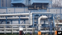 Pembangkit listrik dan panas gabungan RheinEnergie di distrik Niehl, Cologne, yang berbahan bakar gas alam, memasok Cologne pusat dengan pemanas distrik, antara lain, di Cologne, Jerman, 31 Maret 2022. (Foto: AP)