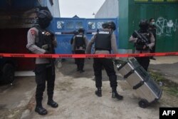 Densus 88 Antiteror Polri melakukan penggerebekan di sebuah rumah di Cikarang, Jawa Barat pada 29 Maret 2021. (Foto: REZAS/AFP)