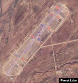 지난 3일 촬영된 위성사진을 통해 북한 의주 비행장 활주로 곳곳에 화물들이 가득하다는 사실을 알 수 있다. 자료=Planet Labs