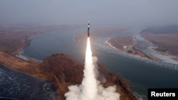 2025년 1월 6일 북한 비공개 장소에서 중거리 초음속 탄도 미사일이 시험발사되고 있다. (자료화면)