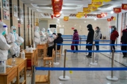 Antrean warga untuk tes Covid-19 di gedung perkantoran di Harbin, di provinsi Heilongjiang China timur laut, 14 Januari 2021.