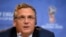 អគ្គលេខាធិការ​ FIFA លោក​ Jerome Valcke ថ្លែង​ក្នុង​សន្និសីទ​សារព័ត៌មាន​នៅ​ទីក្រុង ​St. Petersburg ប្រទេស​រុស្ស៊ី​ ថាការ​ស៊ើបអង្កេត​នាពេល​បច្ចុប្បន្ននេះ​ទៅ​លើ​សហព័ន្ធ​បាល់ទាត់ពិភពលោក​ FIFA មិន​បាន​ជួយដល់​ការ​សម្រេច​បាន​កិច្ចព្រមព្រៀង​ថ្មី​ជាមួយ​អ្នក​ឧបត្ថម្ភ​ទេ (រូបថត៖២៤ កក្កដា ២០១៥)។