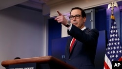 Menteri Keuangan Steve Mnuchin berbicara selama briefing harian dengan jurnalis, hari Kamis, 29 Juni 2017 di Washington (foto: AP Photo/Evan Vucci)