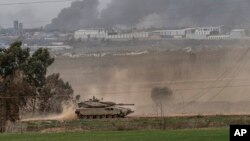 Un char de l’armée israélienne près de la frontière de la bande de Gaza, dans le sud d’Israël, le 23 décembre 2023.