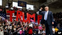 Kandidat presiden AS dari Partai Republik Donald Trump dalam kampanye di Johnstown, Pennsylvania, Jumat (21/10). (AP/Evan Vucci)