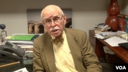 2013年11月纽约大学亚美法学研究所的资深教授孔杰荣 (Jerome Cohen)接受美国之音采访（资料照片）