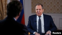 俄罗斯外交部于2024年12月6日发布照片显示，俄罗斯外长拉夫罗夫在俄罗斯莫斯科接受美国记者塔克·卡尔森的采访。