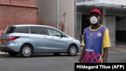Un gardien de voiture dans les rues de Windhoek en Namibie le 16 mars 2020.